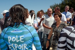 Pour terminer sa visite de 5 jours a La Reunion, la ministre de l'Outre-Mer Annick Girardin, a rencontre les familles des victimes d'attaque de requins et suivi une presentation et demonstration du dispositif vigie requin renforce sur la plage de l'Hermitage a Saint-Gilles-les-Bains.