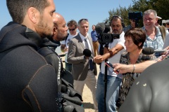 Pour terminer sa visite de 5 jours a La Reunion, la ministre de l'Outre-Mer Annick Girardin, a rencontre les familles des victimes d'attaque de requins et suivi une presentation et demonstration du dispositif vigie requin renforce sur la plage de l'Hermitage a Saint-Gilles-les-Bains.
