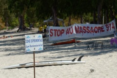 Pour terminer sa visite de 5 jours a La Reunion, la ministre de l'Outre-Mer Annick Girardin, a rencontre les familles des victimes d'attaque de requins et suivi une presentation et demonstration du dispositif vigie requin renforce sur la plage de l'Hermitage a Saint-Gilles-les-Bains.