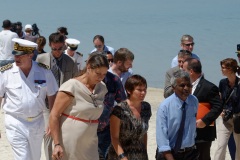 Pour terminer sa visite de 5 jours a La Reunion, la ministre de l'Outre-Mer Annick Girardin, a rencontre les familles des victimes d'attaque de requins et suivi une presentation et demonstration du dispositif vigie requin renforce sur la plage de l'Hermitage a Saint-Gilles-les-Bains.