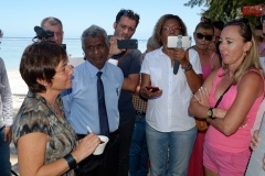 Pour terminer sa visite de 5 jours a La Reunion, la ministre de l'Outre-Mer Annick Girardin, a rencontre les familles des victimes d'attaque de requins et suivi une presentation et demonstration du dispositif vigie requin renforce sur la plage de l'Hermitage a Saint-Gilles-les-Bains.