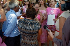 Pour terminer sa visite de 5 jours a La Reunion, la ministre de l'Outre-Mer Annick Girardin, a rencontre les familles des victimes d'attaque de requins et suivi une presentation et demonstration du dispositif vigie requin renforce sur la plage de l'Hermitage a Saint-Gilles-les-Bains.