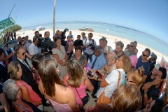 Pour terminer sa visite de 5 jours a La Reunion, la ministre de l'Outre-Mer Annick Girardin, a rencontre les familles des victimes d'attaque de requins et suivi une presentation et demonstration du dispositif vigie requin renforce sur la plage de l'Hermitage a Saint-Gilles-les-Bains.