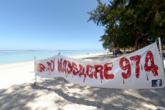 Pour terminer sa visite de 5 jours a La Reunion, la ministre de l'Outre-Mer Annick Girardin, a rencontre les familles des victimes d'attaque de requins et suivi une presentation et demonstration du dispositif vigie requin renforce sur la plage de l'Hermitage a Saint-Gilles-les-Bains.