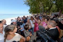 Pour terminer sa visite de 5 jours a La Reunion, la ministre de l'Outre-Mer Annick Girardin, a rencontre les familles des victimes d'attaque de requins et suivi une presentation et demonstration du dispositif vigie requin renforce sur la plage de l'Hermitage a Saint-Gilles-les-Bains.