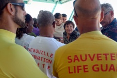 Pour terminer sa visite de 5 jours a La Reunion, la ministre de l'Outre-Mer Annick Girardin, a rencontre les familles des victimes d'attaque de requins et suivi une presentation et demonstration du dispositif vigie requin renforce sur la plage de l'Hermitage a Saint-Gilles-les-Bains.