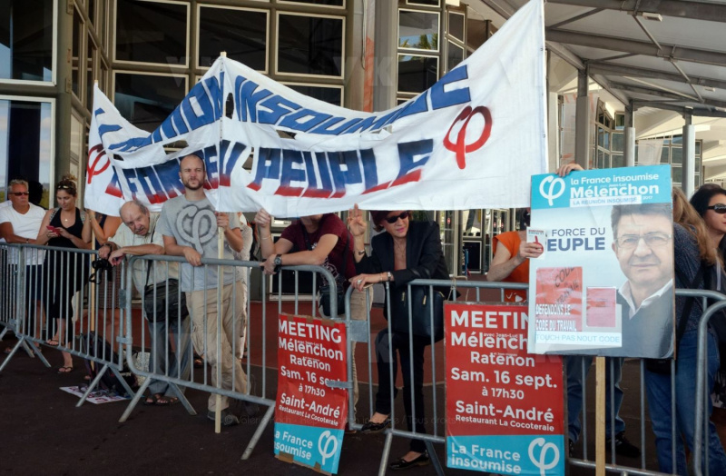 Jean-Luc Melenchon, accueilli par le depute Jean-Hugues Ratenon a l'aeroport de La Reunion ce matin, passera le week-end sur l'ile - Jean-Luc Melenchon, welcomed by the deputy Jean-Hugues Ratenon at the airport of La Reunion this morning, will spend the weekend on the island