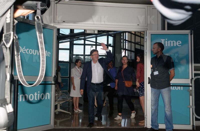 Jean-Luc Melenchon, accueilli par le depute Jean-Hugues Ratenon a l'aeroport de La Reunion ce matin, passera le week-end sur l'ile - Jean-Luc Melenchon, welcomed by the deputy Jean-Hugues Ratenon at the airport of La Reunion this morning, will spend the weekend on the island