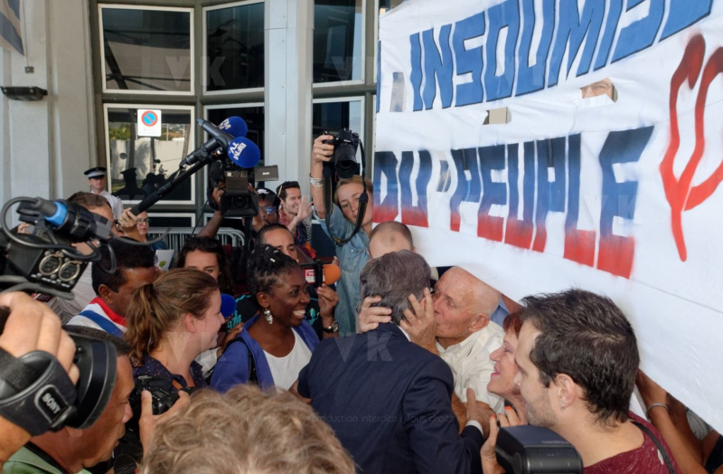 Jean-Luc Melenchon, accueilli par le depute Jean-Hugues Ratenon a l'aeroport de La Reunion ce matin, passera le week-end sur l'ile - Jean-Luc Melenchon, welcomed by the deputy Jean-Hugues Ratenon at the airport of La Reunion this morning, will spend the weekend on the island