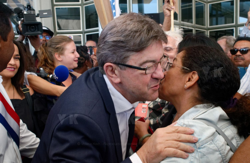 Jean-Luc Melenchon, accueilli par le depute Jean-Hugues Ratenon a l'aeroport de La Reunion ce matin, passera le week-end sur l'ile - Jean-Luc Melenchon, welcomed by the deputy Jean-Hugues Ratenon at the airport of La Reunion this morning, will spend the weekend on the island