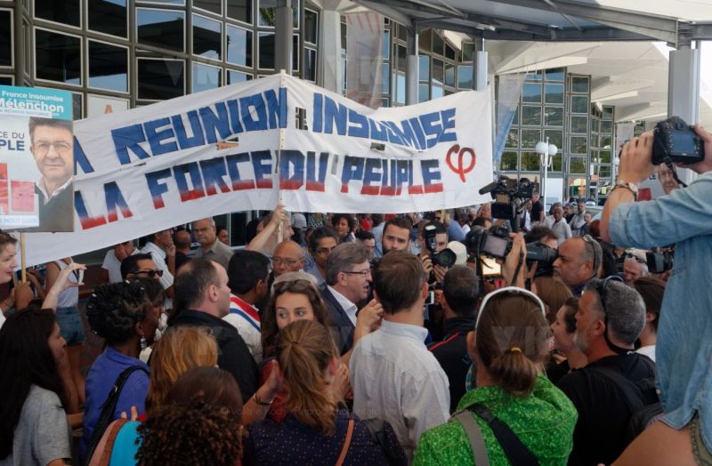 Jean-Luc Melenchon, accueilli par le depute Jean-Hugues Ratenon a l'aeroport de La Reunion ce matin, passera le week-end sur l'ile - Jean-Luc Melenchon, welcomed by the deputy Jean-Hugues Ratenon at the airport of La Reunion this morning, will spend the weekend on the island