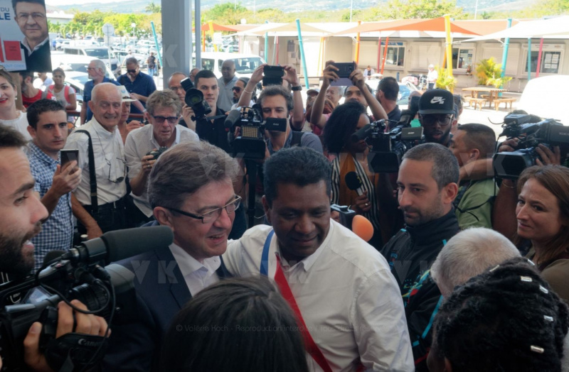Jean-Luc Melenchon, accueilli par le depute Jean-Hugues Ratenon a l'aeroport de La Reunion ce matin, passera le week-end sur l'ile - Jean-Luc Melenchon, welcomed by the deputy Jean-Hugues Ratenon at the airport of La Reunion this morning, will spend the weekend on the island