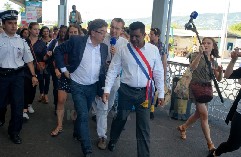 Jean-Luc Melenchon, accueilli par le depute Jean-Hugues Ratenon a l'aeroport de La Reunion ce matin, passera le week-end sur l'ile - Jean-Luc Melenchon, welcomed by the deputy Jean-Hugues Ratenon at the airport of La Reunion this morning, will spend the weekend on the island