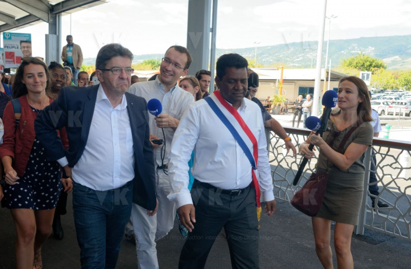 Jean-Luc Melenchon, accueilli par le depute Jean-Hugues Ratenon a l'aeroport de La Reunion ce matin, passera le week-end sur l'ile - Jean-Luc Melenchon, welcomed by the deputy Jean-Hugues Ratenon at the airport of La Reunion this morning, will spend the weekend on the island