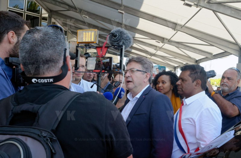 Jean-Luc Melenchon, accueilli par le depute Jean-Hugues Ratenon a l'aeroport de La Reunion ce matin, passera le week-end sur l'ile - Jean-Luc Melenchon, welcomed by the deputy Jean-Hugues Ratenon at the airport of La Reunion this morning, will spend the weekend on the island