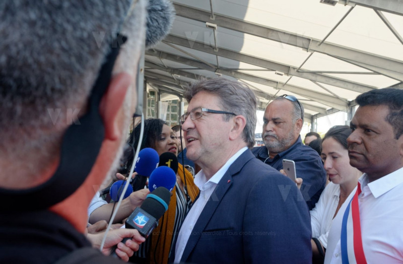 Jean-Luc Melenchon, accueilli par le depute Jean-Hugues Ratenon a l'aeroport de La Reunion ce matin, passera le week-end sur l'ile - Jean-Luc Melenchon, welcomed by the deputy Jean-Hugues Ratenon at the airport of La Reunion this morning, will spend the weekend on the island