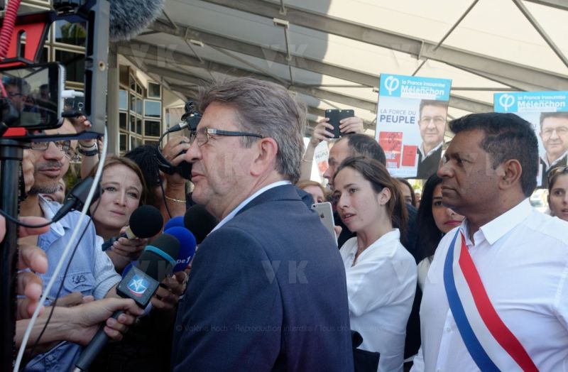 Jean-Luc Melenchon, accueilli par le depute Jean-Hugues Ratenon a l'aeroport de La Reunion ce matin, passera le week-end sur l'ile - Jean-Luc Melenchon, welcomed by the deputy Jean-Hugues Ratenon at the airport of La Reunion this morning, will spend the weekend on the island
