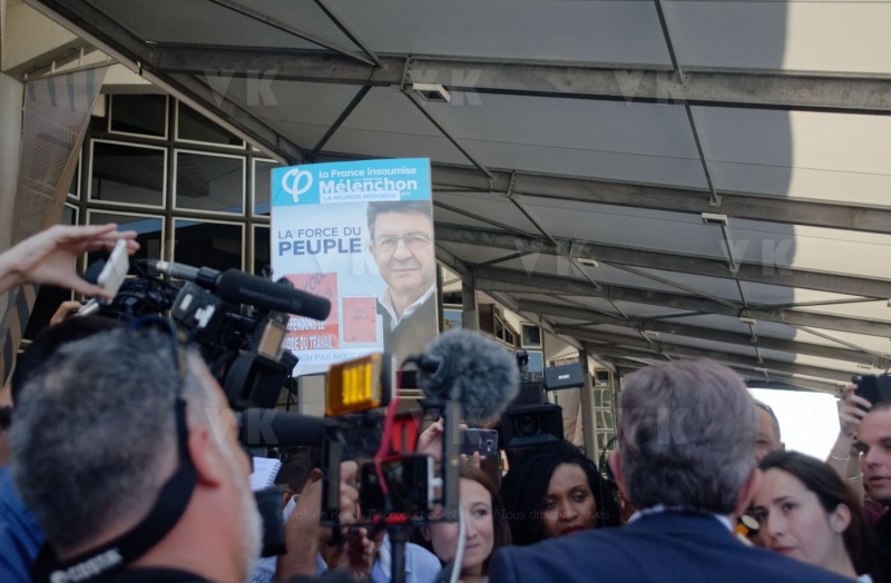 Jean-Luc Melenchon, accueilli par le depute Jean-Hugues Ratenon a l'aeroport de La Reunion ce matin, passera le week-end sur l'ile - Jean-Luc Melenchon, welcomed by the deputy Jean-Hugues Ratenon at the airport of La Reunion this morning, will spend the weekend on the island