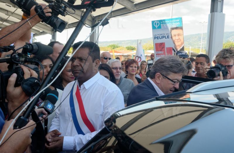 Jean-Luc Melenchon, accueilli par le depute Jean-Hugues Ratenon a l'aeroport de La Reunion ce matin, passera le week-end sur l'ile - Jean-Luc Melenchon, welcomed by the deputy Jean-Hugues Ratenon at the airport of La Reunion this morning, will spend the weekend on the island
