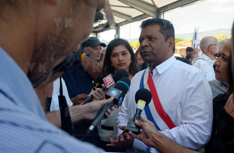 Jean-Luc Melenchon, accueilli par le depute Jean-Hugues Ratenon a l'aeroport de La Reunion ce matin, passera le week-end sur l'ile - Jean-Luc Melenchon, welcomed by the deputy Jean-Hugues Ratenon at the airport of La Reunion this morning, will spend the weekend on the island