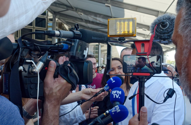 Jean-Luc Melenchon, accueilli par le depute Jean-Hugues Ratenon a l'aeroport de La Reunion ce matin, passera le week-end sur l'ile - Jean-Luc Melenchon, welcomed by the deputy Jean-Hugues Ratenon at the airport of La Reunion this morning, will spend the weekend on the island