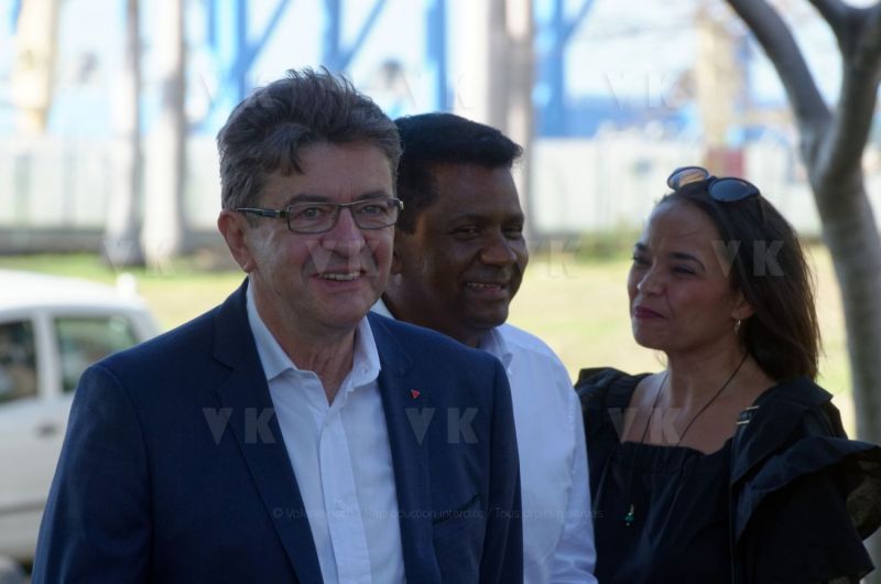 Lors de sa visite dans la commune du Port, Jean-Luc Melenchon est alle se recueillir devant le caveau familial de la famille Verges, avec Pierre Verges (fils de Paul Verges, maire, députe, president de Region, senateur, et chef de file du Parti Communiste  Reunionnais, decede en novembre 2016). Pour cet hommage, il etait accompagne des deputes Mathilde Panot, Danièle Obono et Jean-Hugues Ratenon (FI La Reunion). During his visit in the city of Le Port, Jean-Luc Melenchon has gone to recollect in front of the Verges family vault, with Pierre Verges (son of Paul Verges, mayor, deputy, president of Region, senator, of the Reunion's Communist Party, died in November 2016). For this tribute, he was accompanied by Mathilde Panot, Daniele Obono and Jean-Hugues Ratenon (FI La Reunion).