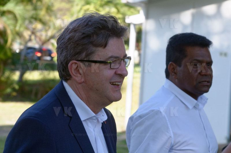 Lors de sa visite dans la commune du Port, Jean-Luc Melenchon est alle se recueillir devant le caveau familial de la famille Verges, avec Pierre Verges (fils de Paul Verges, maire, députe, president de Region, senateur, et chef de file du Parti Communiste  Reunionnais, decede en novembre 2016). Pour cet hommage, il etait accompagne des deputes Mathilde Panot, Danièle Obono et Jean-Hugues Ratenon (FI La Reunion). During his visit in the city of Le Port, Jean-Luc Melenchon has gone to recollect in front of the Verges family vault, with Pierre Verges (son of Paul Verges, mayor, deputy, president of Region, senator, of the Reunion's Communist Party, died in November 2016). For this tribute, he was accompanied by Mathilde Panot, Daniele Obono and Jean-Hugues Ratenon (FI La Reunion).