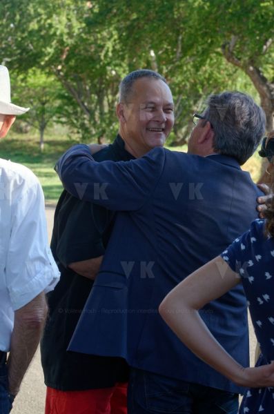 Lors de sa visite dans la commune du Port, Jean-Luc Melenchon est alle se recueillir devant le caveau familial de la famille Verges, avec Pierre Verges (fils de Paul Verges, maire, députe, president de Region, senateur, et chef de file du Parti Communiste  Reunionnais, decede en novembre 2016). Pour cet hommage, il etait accompagne des deputes Mathilde Panot, Danièle Obono et Jean-Hugues Ratenon (FI La Reunion). During his visit in the city of Le Port, Jean-Luc Melenchon has gone to recollect in front of the Verges family vault, with Pierre Verges (son of Paul Verges, mayor, deputy, president of Region, senator, of the Reunion's Communist Party, died in November 2016). For this tribute, he was accompanied by Mathilde Panot, Daniele Obono and Jean-Hugues Ratenon (FI La Reunion).