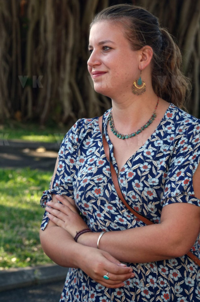 Lors de sa visite dans la commune du Port, Jean-Luc Melenchon est alle se recueillir devant le caveau familial de la famille Verges, avec Pierre Verges (fils de Paul Verges, maire, députe, president de Region, senateur, et chef de file du Parti Communiste  Reunionnais, decede en novembre 2016). Pour cet hommage, il etait accompagne des deputes Mathilde Panot (sur la photo), Danièle Obono et Jean-Hugues Ratenon (FI La Reunion). During his visit in the city of Le Port, Jean-Luc Melenchon has gone to recollect in front of the Verges family vault, with Pierre Verges (son of Paul Verges, mayor, deputy, president of Region, senator, of the Reunion's Communist Party, died in November 2016). For this tribute, he was accompanied by Mathilde Panot (on this picture), Daniele Obono and Jean-Hugues Ratenon (FI La Reunion).