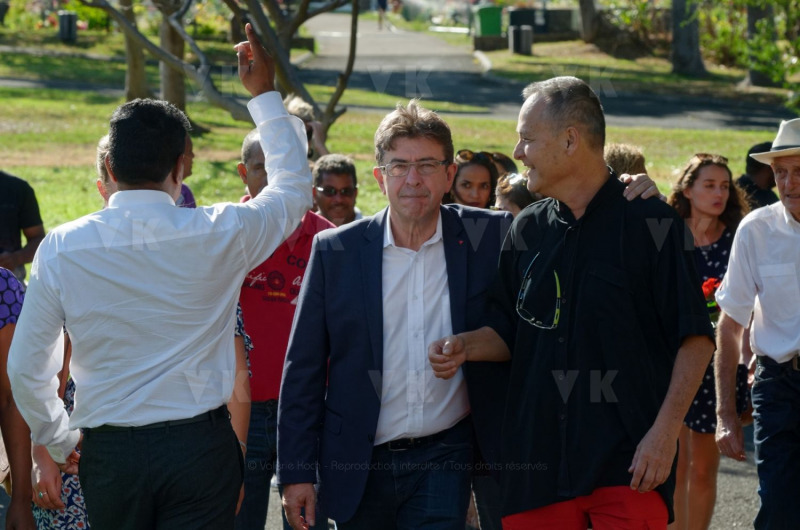 Lors de sa visite dans la commune du Port, Jean-Luc Melenchon est alle se recueillir devant le caveau familial de la famille Verges, avec Pierre Verges (fils de Paul Verges, maire, députe, president de Region, senateur, et chef de file du Parti Communiste  Reunionnais, decede en novembre 2016). Pour cet hommage, il etait accompagne des deputes Mathilde Panot, Danièle Obono et Jean-Hugues Ratenon (FI La Reunion). During his visit in the city of Le Port, Jean-Luc Melenchon has gone to recollect in front of the Verges family vault, with Pierre Verges (son of Paul Verges, mayor, deputy, president of Region, senator, of the Reunion's Communist Party, died in November 2016). For this tribute, he was accompanied by Mathilde Panot, Daniele Obono and Jean-Hugues Ratenon (FI La Reunion).