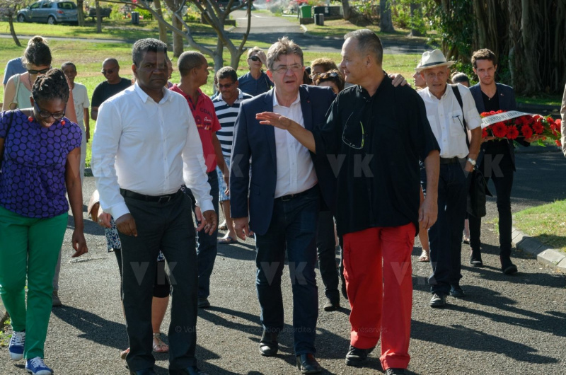 Lors de sa visite dans la commune du Port, Jean-Luc Melenchon est alle se recueillir devant le caveau familial de la famille Verges, avec Pierre Verges (fils de Paul Verges, maire, députe, president de Region, senateur, et chef de file du Parti Communiste  Reunionnais, decede en novembre 2016). Pour cet hommage, il etait accompagne des deputes Mathilde Panot, Danièle Obono et Jean-Hugues Ratenon (FI La Reunion). During his visit in the city of Le Port, Jean-Luc Melenchon has gone to recollect in front of the Verges family vault, with Pierre Verges (son of Paul Verges, mayor, deputy, president of Region, senator, of the Reunion's Communist Party, died in November 2016). For this tribute, he was accompanied by Mathilde Panot, Daniele Obono and Jean-Hugues Ratenon (FI La Reunion).