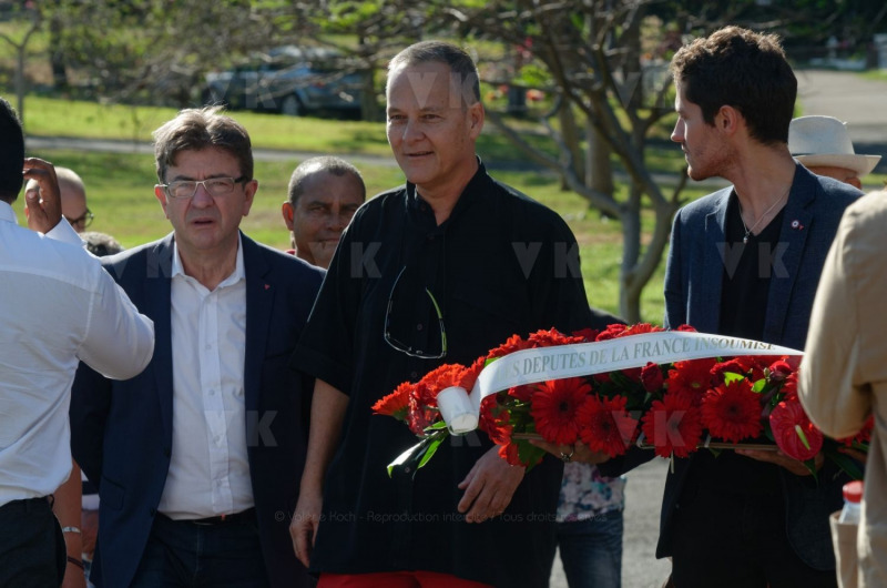 Lors de sa visite dans la commune du Port, Jean-Luc Melenchon est alle se recueillir devant le caveau familial de la famille Verges, avec Pierre Verges (fils de Paul Verges, maire, députe, president de Region, senateur, et chef de file du Parti Communiste  Reunionnais, decede en novembre 2016). Pour cet hommage, il etait accompagne des deputes Mathilde Panot, Danièle Obono et Jean-Hugues Ratenon (FI La Reunion). During his visit in the city of Le Port, Jean-Luc Melenchon has gone to recollect in front of the Verges family vault, with Pierre Verges (son of Paul Verges, mayor, deputy, president of Region, senator, of the Reunion's Communist Party, died in November 2016). For this tribute, he was accompanied by Mathilde Panot, Daniele Obono and Jean-Hugues Ratenon (FI La Reunion).