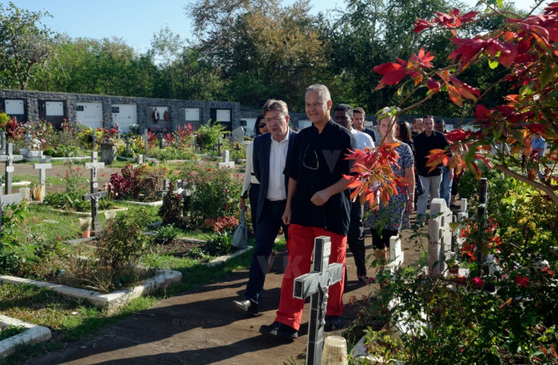 Lors de sa visite dans la commune du Port, Jean-Luc Melenchon est alle se recueillir devant le caveau familial de la famille Verges, avec Pierre Verges (fils de Paul Verges, maire, députe, president de Region, senateur, et chef de file du Parti Communiste  Reunionnais, decede en novembre 2016). Pour cet hommage, il etait accompagne des deputes Mathilde Panot, Danièle Obono et Jean-Hugues Ratenon (FI La Reunion). During his visit in the city of Le Port, Jean-Luc Melenchon has gone to recollect in front of the Verges family vault, with Pierre Verges (son of Paul Verges, mayor, deputy, president of Region, senator, of the Reunion's Communist Party, died in November 2016). For this tribute, he was accompanied by Mathilde Panot, Daniele Obono and Jean-Hugues Ratenon (FI La Reunion).