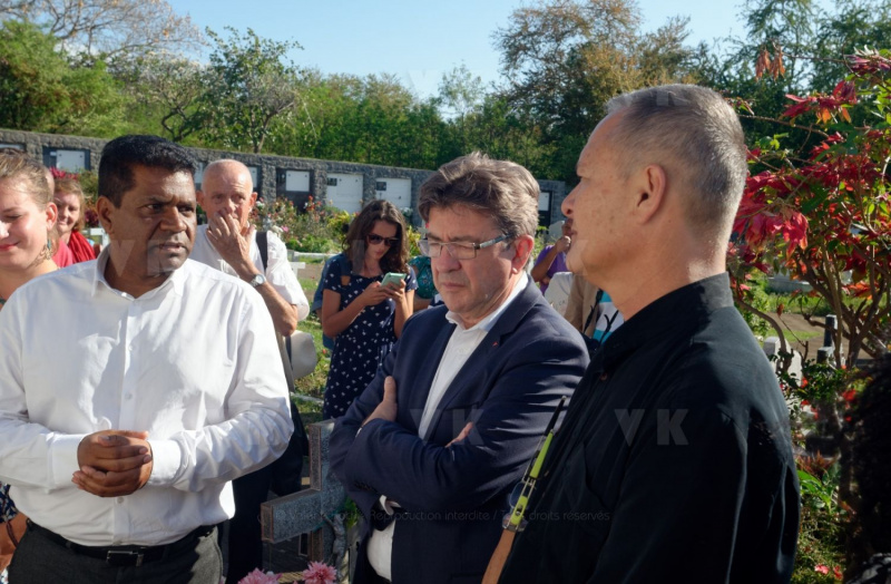 Lors de sa visite dans la commune du Port, Jean-Luc Melenchon est alle se recueillir devant le caveau familial de la famille Verges, avec Pierre Verges (fils de Paul Verges, maire, députe, president de Region, senateur, et chef de file du Parti Communiste  Reunionnais, decede en novembre 2016). Pour cet hommage, il etait accompagne des deputes Mathilde Panot, Danièle Obono et Jean-Hugues Ratenon (FI La Reunion). During his visit in the city of Le Port, Jean-Luc Melenchon has gone to recollect in front of the Verges family vault, with Pierre Verges (son of Paul Verges, mayor, deputy, president of Region, senator, of the Reunion's Communist Party, died in November 2016). For this tribute, he was accompanied by Mathilde Panot, Daniele Obono and Jean-Hugues Ratenon (FI La Reunion).