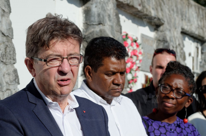 Lors de sa visite dans la commune du Port, Jean-Luc Melenchon est alle se recueillir devant le caveau familial de la famille Verges, avec Pierre Verges (fils de Paul Verges, maire, députe, president de Region, senateur, et chef de file du Parti Communiste  Reunionnais, decede en novembre 2016). Pour cet hommage, il etait accompagne des deputes Mathilde Panot, Danièle Obono et Jean-Hugues Ratenon (FI La Reunion). During his visit in the city of Le Port, Jean-Luc Melenchon has gone to recollect in front of the Verges family vault, with Pierre Verges (son of Paul Verges, mayor, deputy, president of Region, senator, of the Reunion's Communist Party, died in November 2016). For this tribute, he was accompanied by Mathilde Panot, Daniele Obono and Jean-Hugues Ratenon (FI La Reunion).