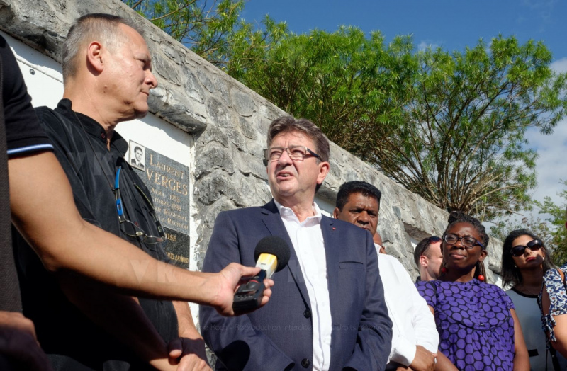 Lors de sa visite dans la commune du Port, Jean-Luc Melenchon est alle se recueillir devant le caveau familial de la famille Verges, avec Pierre Verges (fils de Paul Verges, maire, députe, president de Region, senateur, et chef de file du Parti Communiste  Reunionnais, decede en novembre 2016). Pour cet hommage, il etait accompagne des deputes Mathilde Panot, Danièle Obono et Jean-Hugues Ratenon (FI La Reunion). During his visit in the city of Le Port, Jean-Luc Melenchon has gone to recollect in front of the Verges family vault, with Pierre Verges (son of Paul Verges, mayor, deputy, president of Region, senator, of the Reunion's Communist Party, died in November 2016). For this tribute, he was accompanied by Mathilde Panot, Daniele Obono and Jean-Hugues Ratenon (FI La Reunion).