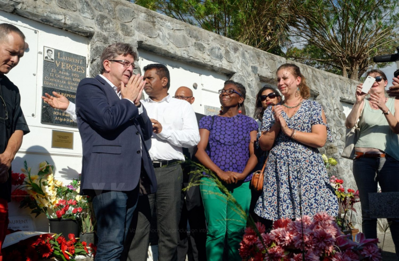 Lors de sa visite dans la commune du Port, Jean-Luc Melenchon est alle se recueillir devant le caveau familial de la famille Verges, avec Pierre Verges (fils de Paul Verges, maire, députe, president de Region, senateur, et chef de file du Parti Communiste  Reunionnais, decede en novembre 2016). Pour cet hommage, il etait accompagne des deputes Mathilde Panot, Danièle Obono et Jean-Hugues Ratenon (FI La Reunion). During his visit in the city of Le Port, Jean-Luc Melenchon has gone to recollect in front of the Verges family vault, with Pierre Verges (son of Paul Verges, mayor, deputy, president of Region, senator, of the Reunion's Communist Party, died in November 2016). For this tribute, he was accompanied by Mathilde Panot, Daniele Obono and Jean-Hugues Ratenon (FI La Reunion).