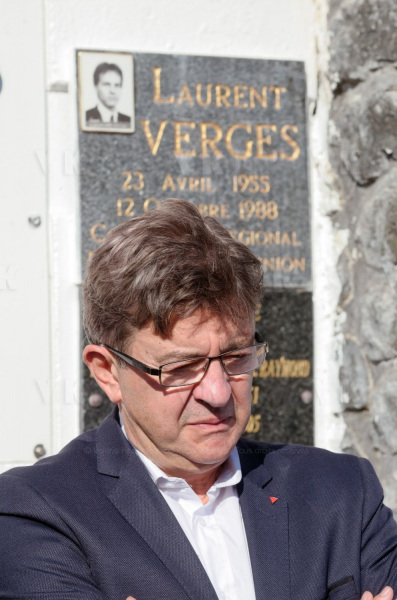 Lors de sa visite dans la commune du Port, Jean-Luc Melenchon est alle se recueillir devant le caveau familial de la famille Verges, avec Pierre Verges (fils de Paul Verges, maire, députe, president de Region, senateur, et chef de file du Parti Communiste  Reunionnais, decede en novembre 2016). Pour cet hommage, il etait accompagne des deputes Mathilde Panot, Danièle Obono et Jean-Hugues Ratenon (FI La Reunion). During his visit in the city of Le Port, Jean-Luc Melenchon has gone to recollect in front of the Verges family vault, with Pierre Verges (son of Paul Verges, mayor, deputy, president of Region, senator, of the Reunion's Communist Party, died in November 2016). For this tribute, he was accompanied by Mathilde Panot, Daniele Obono and Jean-Hugues Ratenon (FI La Reunion).