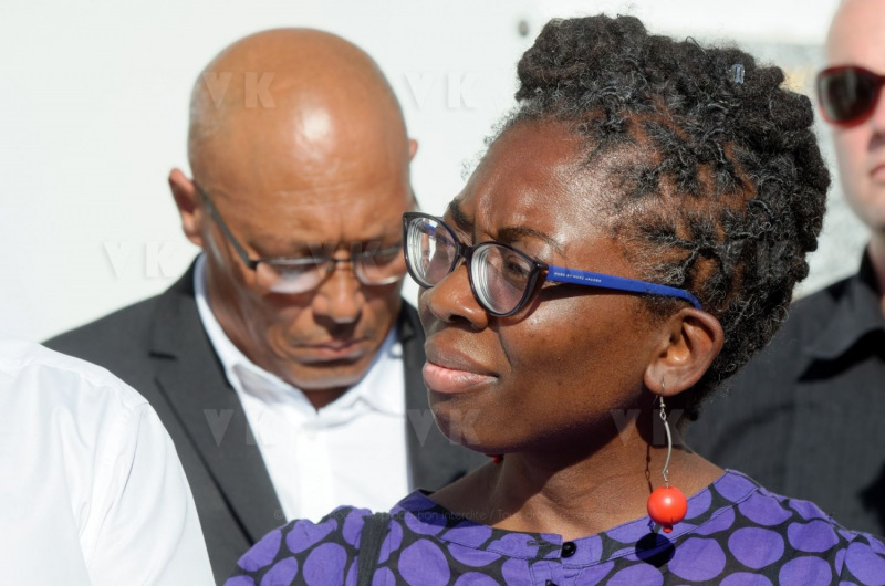 Lors de sa visite dans la commune du Port, Jean-Luc Melenchon est alle se recueillir devant le caveau familial de la famille Verges, avec Pierre Verges (fils de Paul Verges, maire, députe, president de Region, senateur, et chef de file du Parti Communiste  Reunionnais, decede en novembre 2016). Pour cet hommage, il etait accompagne des deputes Mathilde Panot, Daniele Obono (sur la photo) et Jean-Hugues Ratenon (FI La Reunion). During his visit in the city of Le Port, Jean-Luc Melenchon has gone to recollect in front of the Verges family vault, with Pierre Verges (son of Paul Verges, mayor, deputy, president of Region, senator, of the Reunion's Communist Party, died in November 2016). For this tribute, he was accompanied by Mathilde Panot, Daniele Obono (on this picture) and Jean-Hugues Ratenon (FI La Reunion).