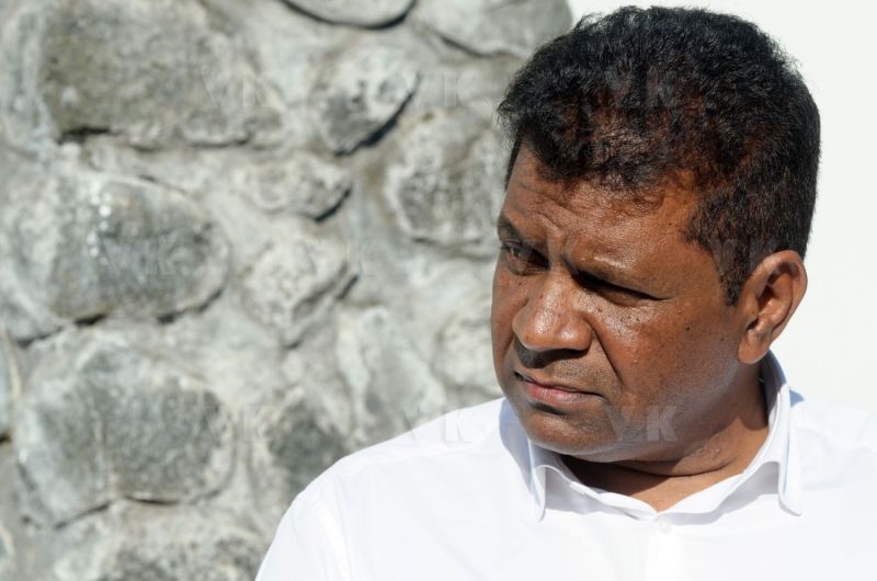 Lors de sa visite dans la commune du Port, Jean-Luc Melenchon est alle se recueillir devant le caveau familial de la famille Verges, avec Pierre Verges (fils de Paul Verges, maire, députe, president de Region, senateur, et chef de file du Parti Communiste  Reunionnais, decede en novembre 2016). Pour cet hommage, il etait accompagne des deputes Mathilde Panot, Daniele Obono et Jean-Hugues Ratenon (FI La Reunion)(sur la photo). During his visit in the city of Le Port, Jean-Luc Melenchon has gone to recollect in front of the Verges family vault, with Pierre Verges (son of Paul Verges, mayor, deputy, president of Region, senator, of the Reunion's Communist Party, died in November 2016). For this tribute, he was accompanied by Mathilde Panot, Daniele Obono and Jean-Hugues Ratenon (FI La Reunion) (on this picture).