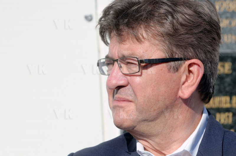 Lors de sa visite dans la commune du Port, Jean-Luc Melenchon est alle se recueillir devant le caveau familial de la famille Verges, avec Pierre Verges (fils de Paul Verges, maire, députe, president de Region, senateur, et chef de file du Parti Communiste  Reunionnais, decede en novembre 2016). Pour cet hommage, il etait accompagne des deputes Mathilde Panot, Daniele Obono et Jean-Hugues Ratenon (FI La Reunion). During his visit in the city of Le Port, Jean-Luc Melenchon has gone to recollect in front of the Verges family vault, with Pierre Verges (son of Paul Verges, mayor, deputy, president of Region, senator, of the Reunion's Communist Party, died in November 2016). For this tribute, he was accompanied by Mathilde Panot, Daniele Obono and Jean-Hugues Ratenon (FI La Reunion).