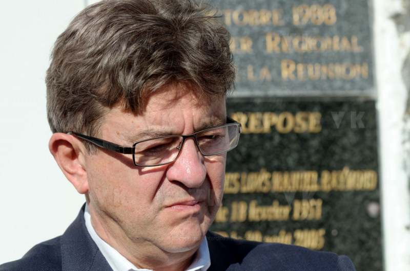 Lors de sa visite dans la commune du Port, Jean-Luc Melenchon est alle se recueillir devant le caveau familial de la famille Verges, avec Pierre Verges (fils de Paul Verges, maire, députe, president de Region, senateur, et chef de file du Parti Communiste  Reunionnais, decede en novembre 2016). Pour cet hommage, il etait accompagne des deputes Mathilde Panot, Daniele Obono et Jean-Hugues Ratenon (FI La Reunion). During his visit in the city of Le Port, Jean-Luc Melenchon has gone to recollect in front of the Verges family vault, with Pierre Verges (son of Paul Verges, mayor, deputy, president of Region, senator, of the Reunion's Communist Party, died in November 2016). For this tribute, he was accompanied by Mathilde Panot, Daniele Obono and Jean-Hugues Ratenon (FI La Reunion).