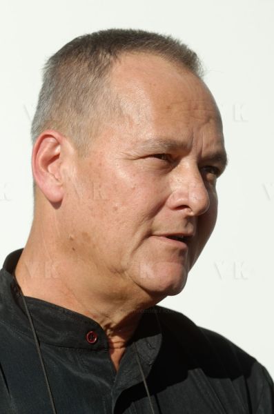 Lors de sa visite dans la commune du Port, Jean-Luc Melenchon est alle se recueillir devant le caveau familial de la famille Verges, avec Pierre Verges (sur la photo) (fils de Paul Verges, maire, députe, president de Region, senateur, et chef de file du Parti Communiste  Reunionnais, decede en novembre 2016). Pour cet hommage, il etait accompagne des deputes Mathilde Panot, Daniele Obono et Jean-Hugues Ratenon (FI La Reunion). During his visit in the city of Le Port, Jean-Luc Melenchon has gone to recollect in front of the Verges family vault, with Pierre Verges (on this picture) (son of Paul Verges, mayor, deputy, president of Region, senator, of the Reunion's Communist Party, died in November 2016). For this tribute, he was accompanied by Mathilde Panot, Daniele Obono and Jean-Hugues Ratenon (FI La Reunion).