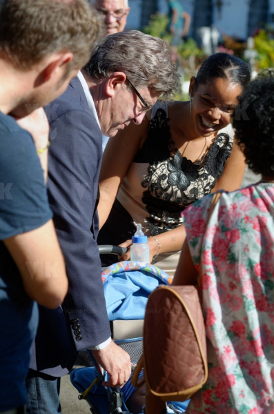 Lors de sa visite dans la commune du Port, Jean-Luc Melenchon est alle se recueillir devant le caveau familial de la famille Verges, avec Pierre Verges (fils de Paul Verges, maire, députe, president de Region, senateur, et chef de file du Parti Communiste  Reunionnais, decede en novembre 2016). Pour cet hommage, il etait accompagne des deputes Mathilde Panot, Danièle Obono et Jean-Hugues Ratenon (FI La Reunion). During his visit in the city of Le Port, Jean-Luc Melenchon has gone to recollect in front of the Verges family vault, with Pierre Verges (son of Paul Verges, mayor, deputy, president of Region, senator, of the Reunion's Communist Party, died in November 2016). For this tribute, he was accompanied by Mathilde Panot, Daniele Obono and Jean-Hugues Ratenon (FI La Reunion).