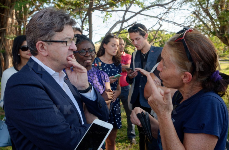 Apres l'hommage a Paul Verges, des enseignants du Port interpellent Jean-Luc Melenchon sur la baisse des contrats d'emplois aides. After the tribute to Paul Verges, teachers of the Port questioned Jean-Luc Melenchon on the decline of employment contracts aids.