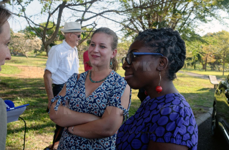 Lors de sa visite dans la commune du Port, Jean-Luc Melenchon est alle se recueillir devant le caveau familial de la famille Verges, avec Pierre Verges (fils de Paul Verges, maire, députe, president de Region, senateur, et chef de file du Parti Communiste  Reunionnais, decede en novembre 2016). Pour cet hommage, il etait accompagne des deputes Mathilde Panot, Danièle Obono et Jean-Hugues Ratenon (FI La Reunion). During his visit in the city of Le Port, Jean-Luc Melenchon has gone to recollect in front of the Verges family vault, with Pierre Verges (son of Paul Verges, mayor, deputy, president of Region, senator, of the Reunion's Communist Party, died in November 2016). For this tribute, he was accompanied by Mathilde Panot, Daniele Obono and Jean-Hugues Ratenon (FI La Reunion).