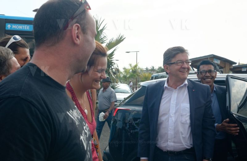 Jean-Luc Melenchon est alle a la rencontre de la population reunionnaise sur le marche de Sainte-Marie (nord de l'ile) ce samedi matin, en compagnie du depute FI Jean-Hugues Ratenon et du depute europeen Younous Omarjee. Jean-Luc Melenchon went to meet the population of Reunion on the market of Sainte-Marie (north of the island) this Saturday morning with deputy FI Jean-Hugues Ratenon and European deputy Younous Omarjee.