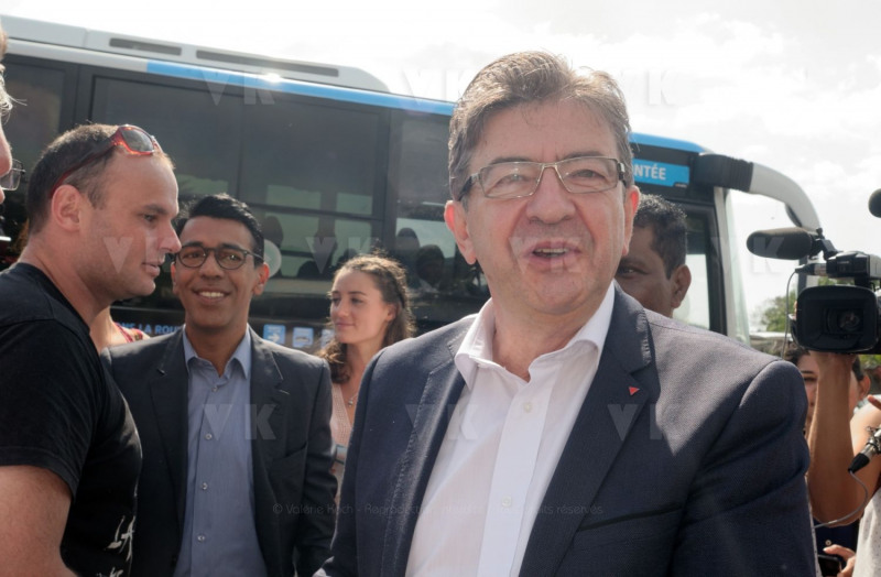 Jean-Luc Melenchon est alle a la rencontre de la population reunionnaise sur le marche de Sainte-Marie (nord de l'ile) ce samedi matin, en compagnie du depute FI Jean-Hugues Ratenon et du depute europeen Younous Omarjee. Jean-Luc Melenchon went to meet the population of Reunion on the market of Sainte-Marie (north of the island) this Saturday morning with deputy FI Jean-Hugues Ratenon and European deputy Younous Omarjee.