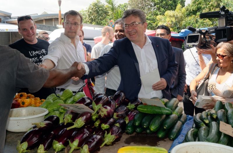 Jean-Luc Melenchon est alle a la rencontre de la population reunionnaise sur le marche de Sainte-Marie (nord de l'ile) ce samedi matin, en compagnie du depute FI Jean-Hugues Ratenon et du depute europeen Younous Omarjee. Jean-Luc Melenchon went to meet the population of Reunion on the market of Sainte-Marie (north of the island) this Saturday morning with deputy FI Jean-Hugues Ratenon and European deputy Younous Omarjee.