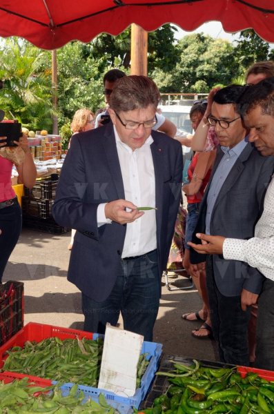 Jean-Luc Melenchon est alle a la rencontre de la population reunionnaise sur le marche de Sainte-Marie (nord de l'ile) ce samedi matin, en compagnie du depute FI Jean-Hugues Ratenon et du depute europeen Younous Omarjee. Jean-Luc Melenchon went to meet the population of Reunion on the market of Sainte-Marie (north of the island) this Saturday morning with deputy FI Jean-Hugues Ratenon and European deputy Younous Omarjee.